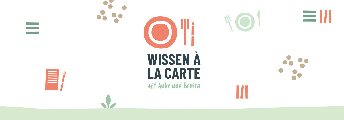 KI generiert: Das Bild zeigt das Logo von "Wissen à la carte mit Anke und Benita" mit einem stilisierten Teller und Besteck. Es ist dekorativ mit geometrischen Mustern und dezenten Farben gestaltet.